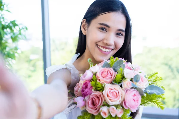 バレンタインデーのコンセプト 笑顔の幸せのセルフィーアジアの若い女性がレストランの背景にバラの花束を持ってテーブルフードに座って — ストック写真