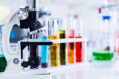 Laboratuvar arka planı, araştırma ve bilimsel konsepti olan mikroskop ve test tüpleri