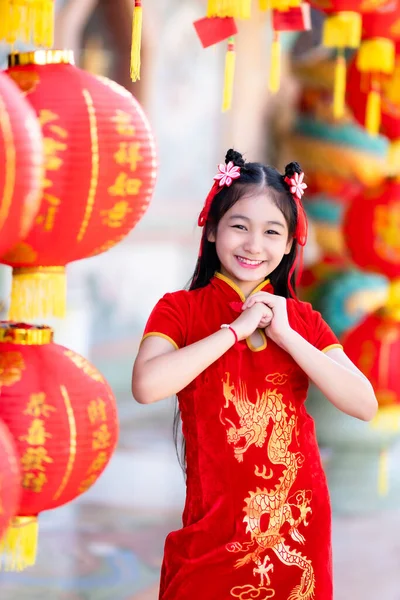 Malá Roztomilá Asijská Dívka Sobě Tradiční Čínské Cheongsam Červená Papírovými — Stock fotografie