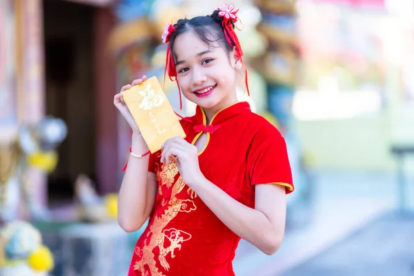 Porträtt Söt Liten Asiatisk Flicka Bär Röd Traditionell Kinesisk Cheongsam — Stockfoto