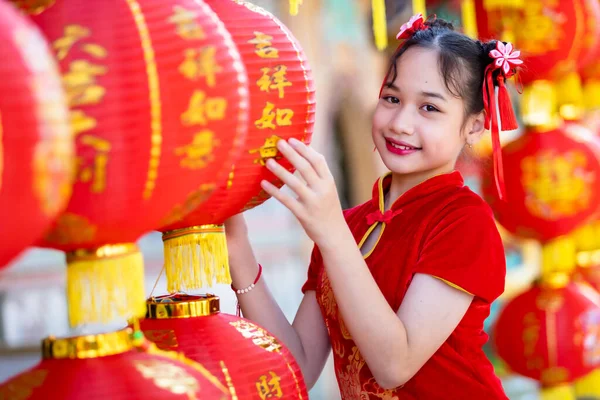 Маленька Азіатка Одягнена Традиційний Китайський Чонгсам Червоний Паперовими Ліхтарями Китайським — стокове фото