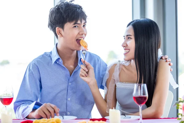 Valentinstag Konzept Happy Asian Junges Süßes Paar Beim Romantischen Mittagessen — Stockfoto
