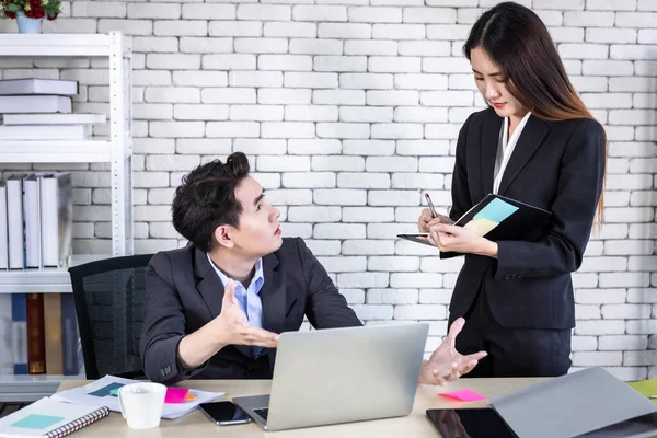 会社の幹部若いアジアのビジネスマンやコーチング個人秘書秘書ビジネス女性パートナーオフィスでのビジネスの利益のラップトップコンピュータと戦略と協力しながら — ストック写真