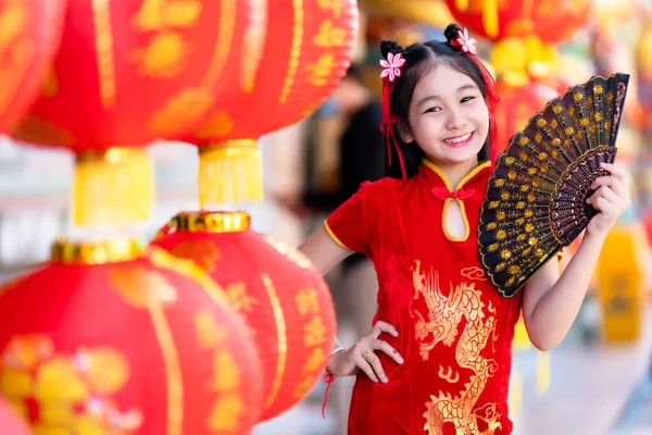 Niña Asiática Vistiendo Cheongsam Rojo Tradicional Chino Celebración Fanningand Linternas — Foto de Stock