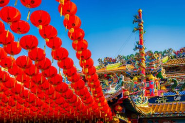 Çin Yeni Yıl Festivali için Çin tapınağında kırmızı fener süslemesi Çin alfabesindeki Çin alfabesiyle kutsanmış antik Çin sanatı Tayland 'da halka açık bir yerdir.