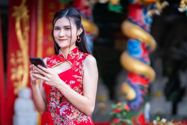 Retrato Hermosas Sonrisas Mujer Joven Asiática Con Rojo Tradicional Chino — Foto de Stock