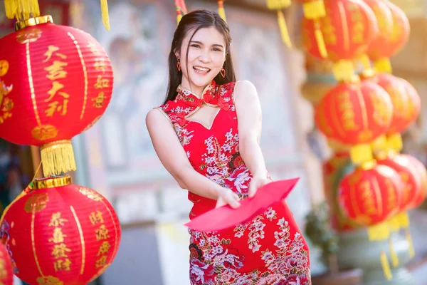 Mujer Asiática Vistiendo Rojo Tradicional Chino Cheongsam Decoración Sosteniendo Sobres — Foto de Stock