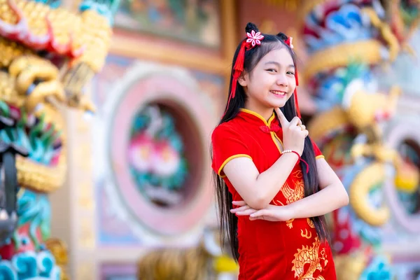 Porträtt Vackra Leenden Söt Liten Asiatisk Flicka Bär Röd Traditionell — Stockfoto