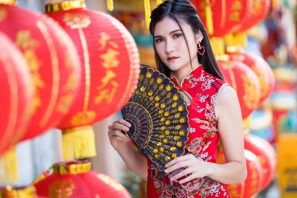 Donna Asiatica Che Indossa Rosso Tradizionale Cinese Cheongsam Decorazione Con — Foto Stock