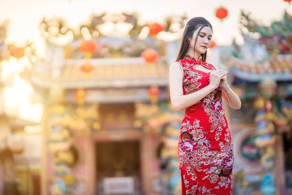 Retrato Hermosas Sonrisas Mujer Joven Asiática Vistiendo Rojo Tradicional Chino — Foto de Stock