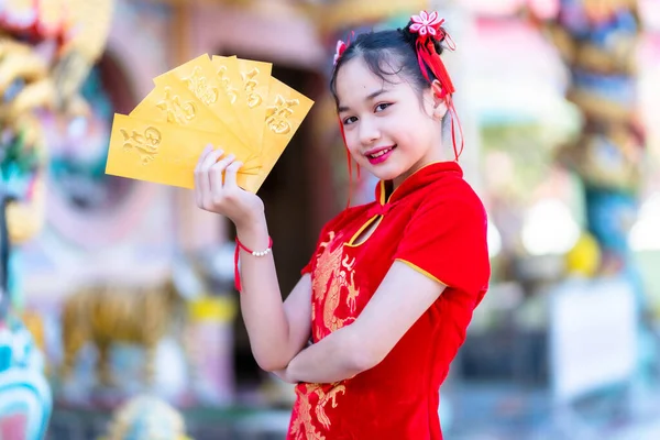 Porträt Nettes Kleines Asiatisches Mädchen Roter Traditioneller Chinesischer Cheongsam Dekoration — Stockfoto