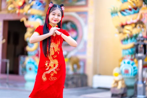 Retrato Hermosas Sonrisas Linda Niña Asiática Vistiendo Rojo Tradicional Chino —  Fotos de Stock