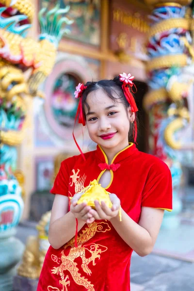 Portré Gyönyörű Mosoly Aranyos Kis Ázsiai Lány Visel Piros Hagyományos — Stock Fotó