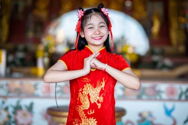 Schöne Kleine Asiatische Frau Trägt Rote Traditionelle Chinesische Cheongsam Dekoration — Stockfoto