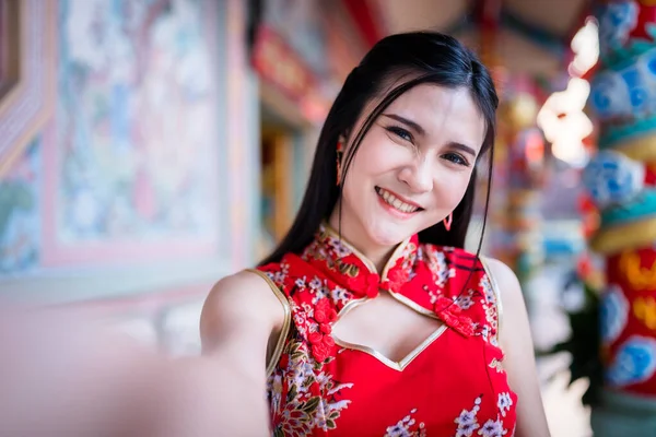 Porträtt Vackra Leenden Asiatisk Ung Kvinna Bär Röd Traditionell Kinesisk — Stockfoto