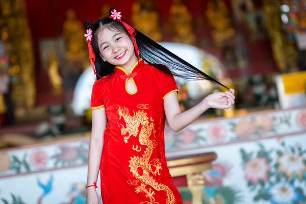 Retrato Hermosas Sonrisas Linda Niña Asiática Vistiendo Rojo Tradicional Chino — Foto de Stock