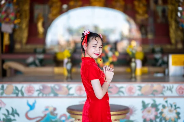 Schöne Kleine Asiatische Frau Trägt Rote Traditionelle Chinesische Cheongsam Dekoration — Stockfoto