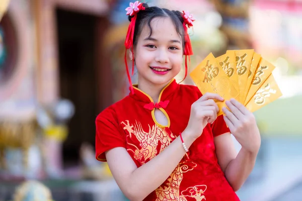 Porträt Nettes Kleines Asiatisches Mädchen Roter Traditioneller Chinesischer Cheongsam Dekoration — Stockfoto