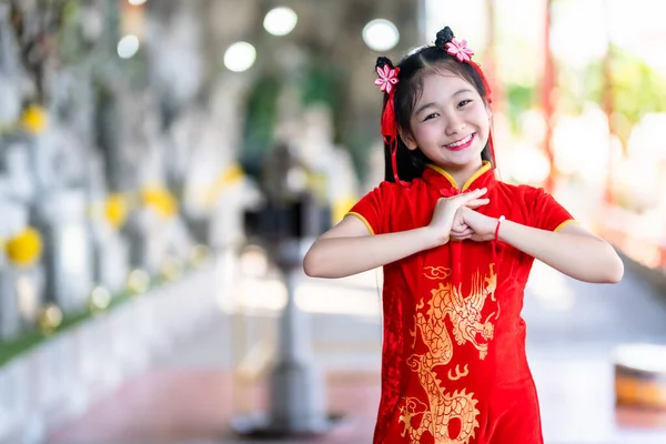 Porträtt Vackra Leenden Söt Liten Asiatisk Flicka Bär Röd Traditionell — Stockfoto