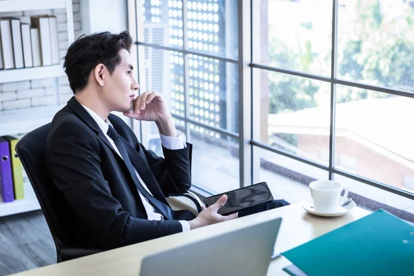 Glückliche Entspannungsstimmung Asiatischer Junger Geschäftsmann Der Einem Tablet Arbeitet Trägt — Stockfoto