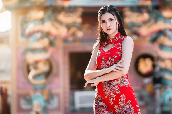 Retrato Bonito Sorrisos Asiático Jovem Mulher Vestindo Vermelho Tradicional Chinês — Fotografia de Stock