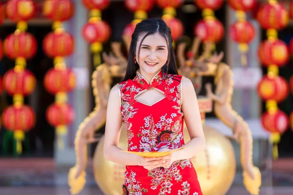 Porträt Asiatische Junge Frau Roter Traditioneller Chinesischer Cheongsam Dekoration Mit — Stockfoto