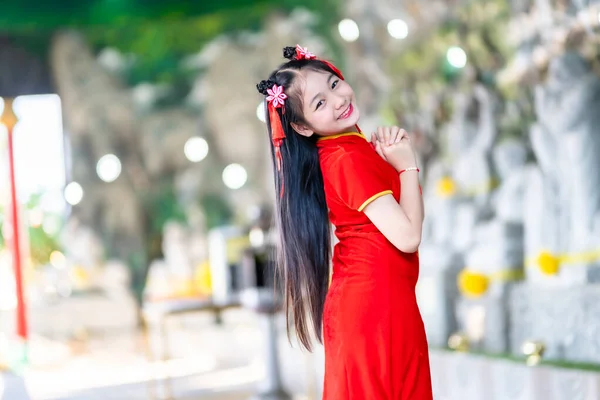 Портрет Красивые Улыбки Милая Маленькая Азиатская Девочка Красном Традиционном Китайском — стоковое фото