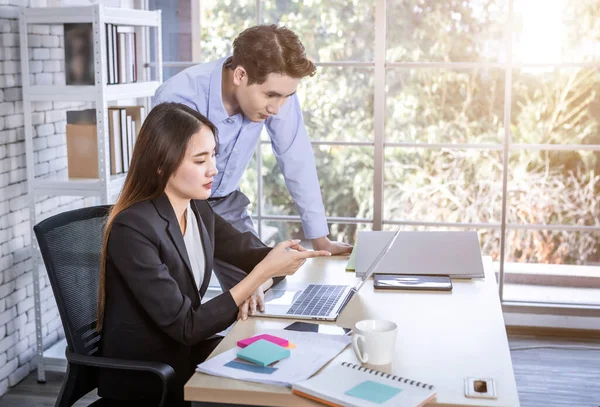 Geschäftsfrau Und Geschäftspartner Diskutieren Bei Einem Treffen Bürohintergrund Über Positives — Stockfoto