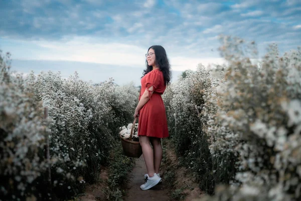 Portrait Jeune Femme Asiatique Heureuse Voyageuse Avec Robe Rouge Jouissant — Photo