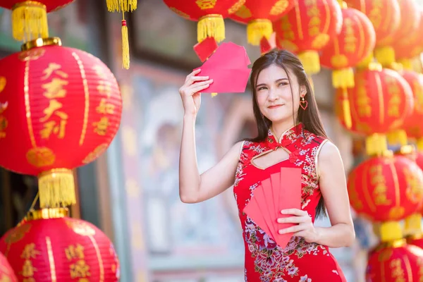 Asiatin Roter Traditioneller Chinesischer Cheongsam Dekoration Mit Roten Umschlägen Der — Stockfoto