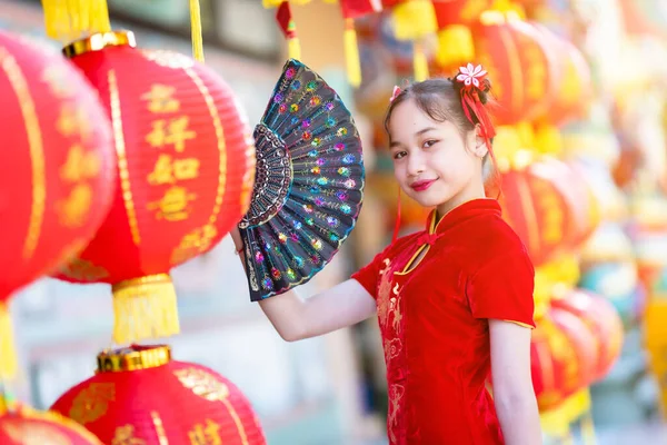 Malá Asijská Dívka Červené Tradiční Čínské Cheongsam Drží Fanningand Lucerny — Stock fotografie