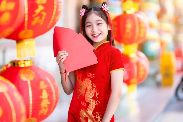 Asiatisches Mädchen Roter Traditioneller Chinesischer Cheongsam Dekoration Mit Roten Umschlägen — Stockfoto