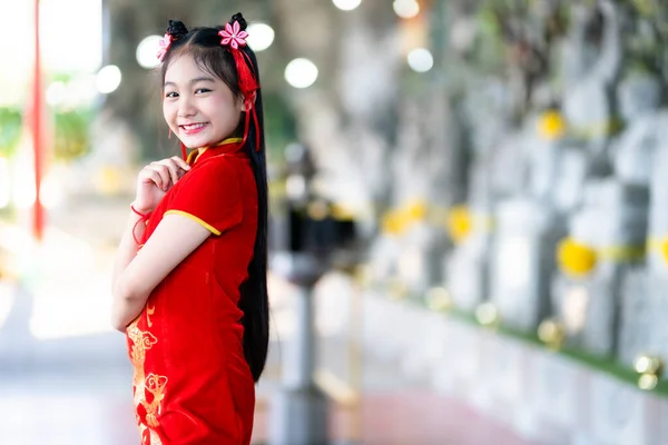Retrato Hermosas Sonrisas Linda Niña Asiática Vistiendo Rojo Tradicional Chino — Foto de Stock