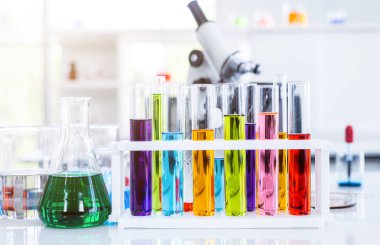 Laboratuvar arka planı, araştırma ve bilimsel konsepti olan mikroskop ve test tüpleri