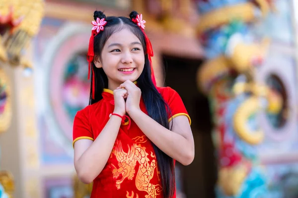 Retrato Hermosas Sonrisas Linda Niña Asiática Vistiendo Rojo Tradicional Chino —  Fotos de Stock