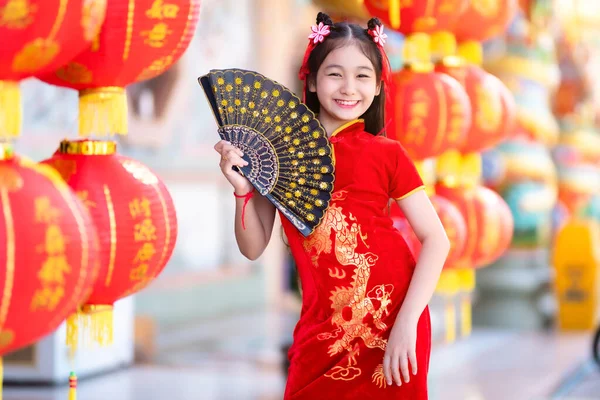 Niña Asiática Vistiendo Cheongsam Rojo Tradicional Chino Celebración Fanningand Linternas —  Fotos de Stock