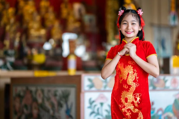 Portret Mooie Glimlachen Schattig Klein Aziatisch Meisje Dragen Rode Traditionele — Stockfoto