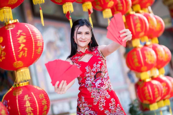 Asiatin Roter Traditioneller Chinesischer Cheongsam Dekoration Mit Roten Umschlägen Der — Stockfoto