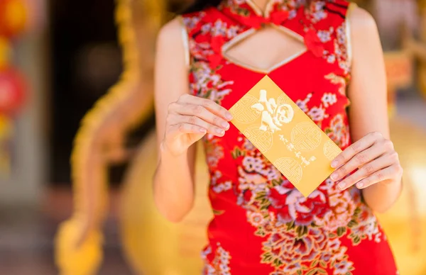 Закройте Азиатскую Молодую Женщину Красном Традиционном Китайском Чонгсам Украшение Держа — стоковое фото