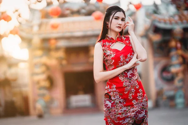 Retrato Hermosas Sonrisas Mujer Joven Asiática Vistiendo Rojo Tradicional Chino —  Fotos de Stock