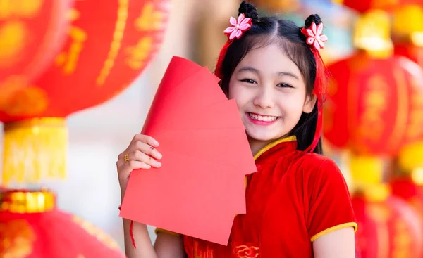 Chica Asiática Vistiendo Rojo Tradicional Chino Cheongsam Decoración Sosteniendo Sobres —  Fotos de Stock