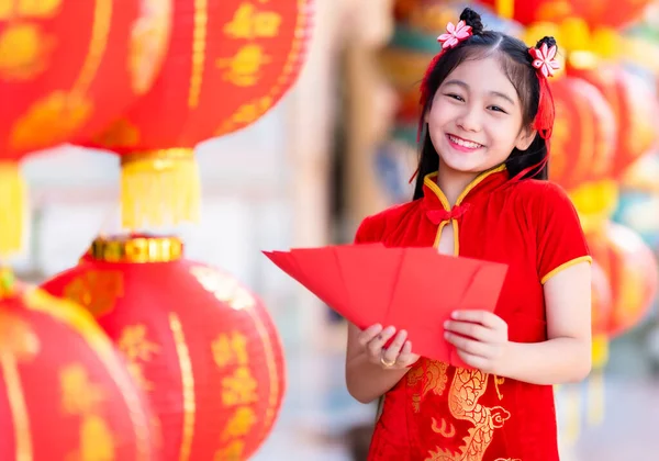 Азійська Дівчинка Одягнена Китайський Чінгсам Тримає Червоні Конверти Руках Ліхтарях — стокове фото