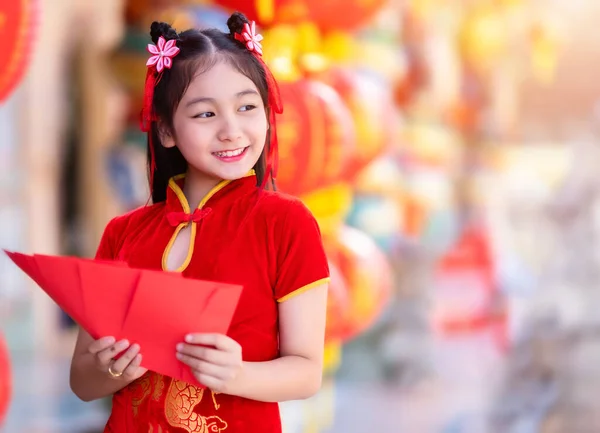 Ázsiai Lány Visel Piros Hagyományos Kínai Cheongsam Dekoráció Kezében Piros — Stock Fotó