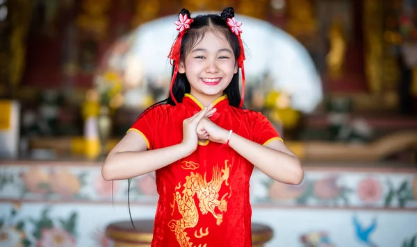 Schöne Kleine Asiatische Frau Trägt Rote Traditionelle Chinesische Cheongsam Dekoration — Stockfoto