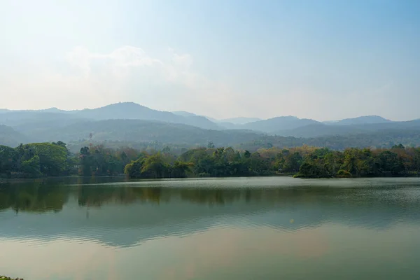 自然の森の中の汚染霧の中でアン チェンマイ大学の景観湖の景色2 5または小粒子Pmで山の塵の大気汚染2 5ミクロンの背景タイの白い雲 — ストック写真