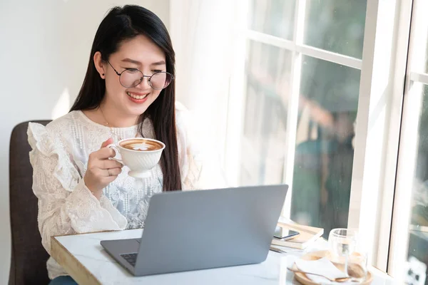 Glad Över Asiatisk Frilans Människor Affärskvinna Hålla Kaffekopp Mugg Casual — Stockfoto