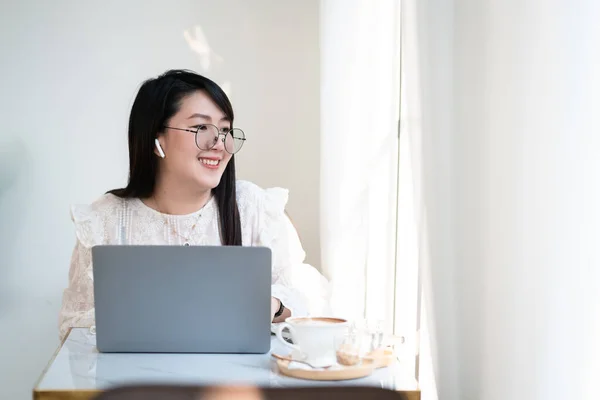 Glücklich Über Asiatische Freiberufler Geschäftsfrau Mit Drahtlosen Kopfhörern Die Lässig — Stockfoto