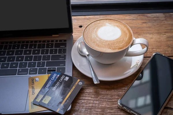 Hitelkártya Laptop Számítógép Okostelefon Forró Kávé Latte Latte Tejhab Csésze — Stock Fotó
