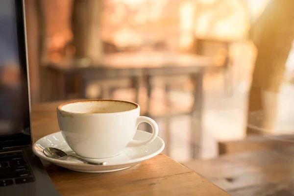 Närbild Varm Kaffe Latte Med Latte Konst Mjölkskum Mugg Och — Stockfoto