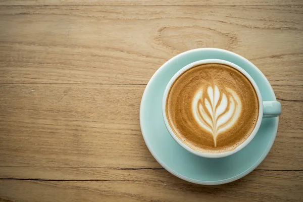 木製の机の上のカップマグカップでラテアートミルクフォームとホットコーヒーラテ 朝食としてカフェのコーヒーショップでは ビジネスワークコンセプト中 — ストック写真